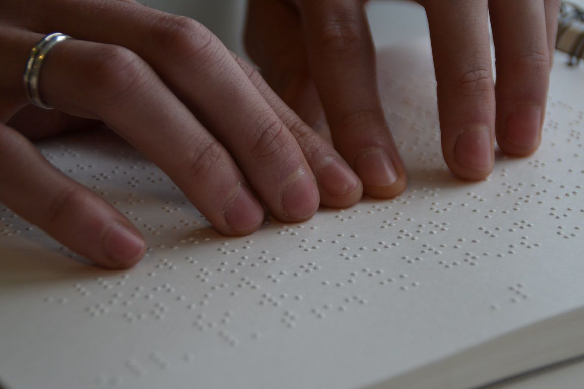 Afbeelding van twee braillelezende handen