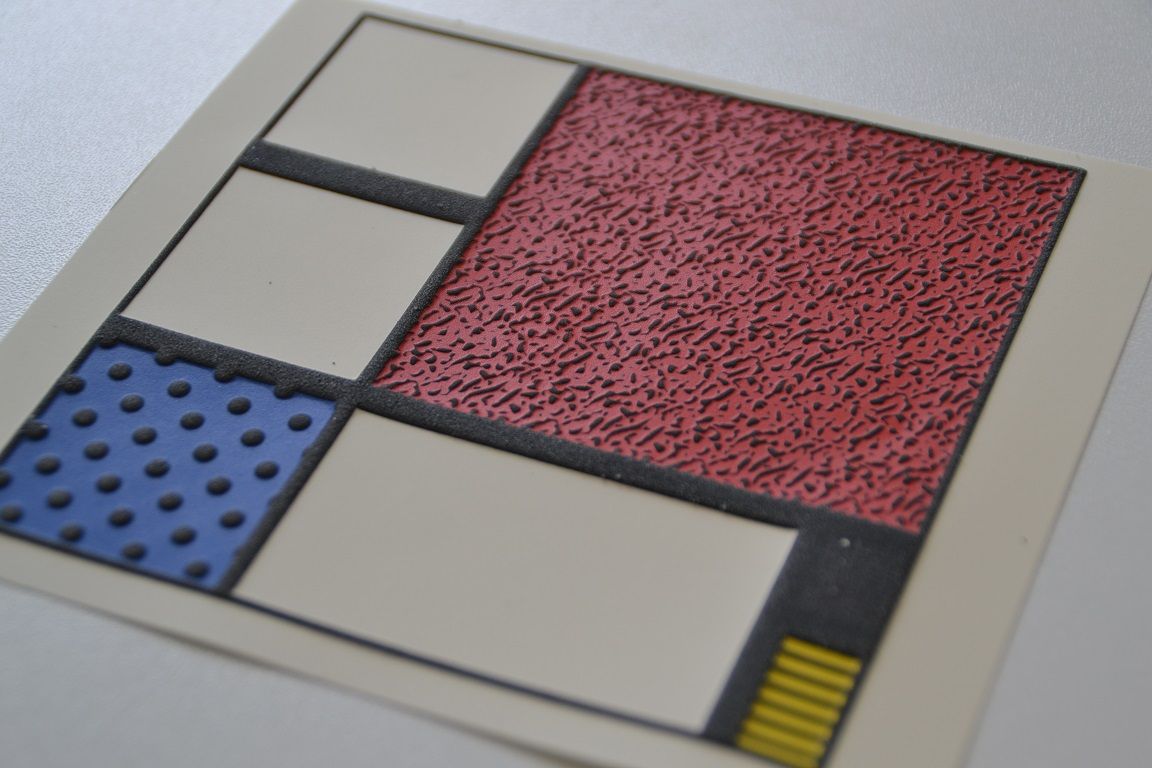 Afbeelding van een vierkant met ongelijke vlakverdeling en vakken in blauw, wit, rood en geel met dikke zwarte lijnen en stipjes