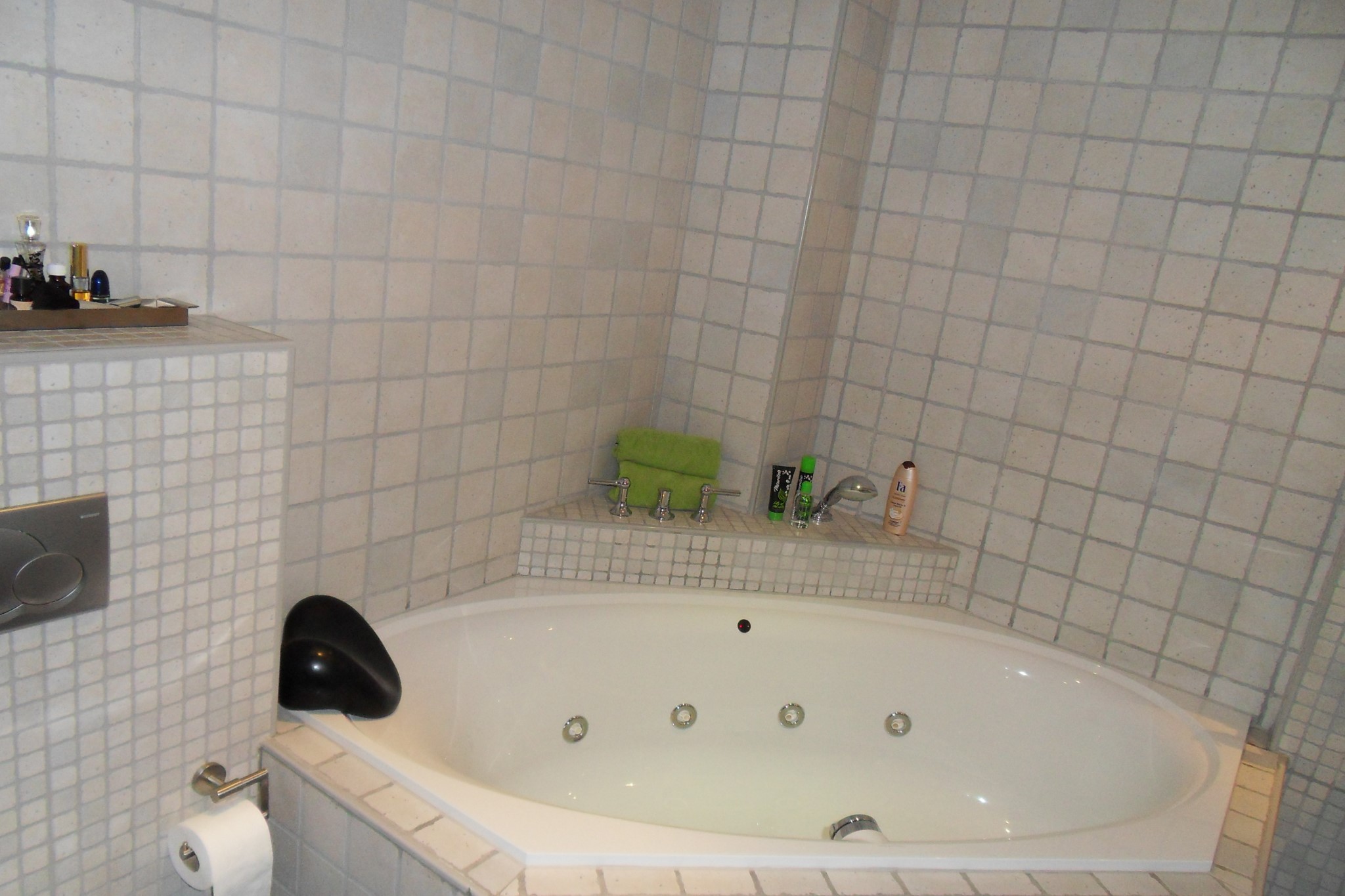 Wasmachine droger kast ikea: rustige badkamer licht grijs marmer ...