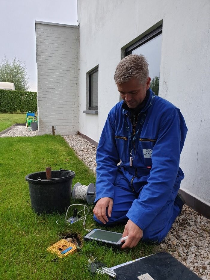 Medewerker van Colsen doet metingen