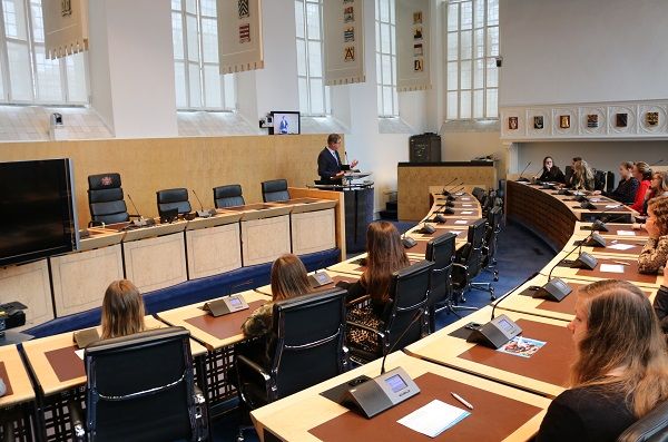 Gedeputeerde Harry van der Maas vertelt tijdens het VMBO debat